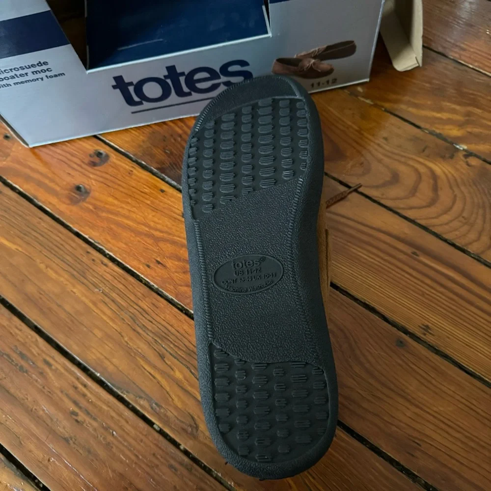 Totes Men’s Cognac Slippers with Memory Foam Size XL 11-12 Indoor/Outdoor Sole